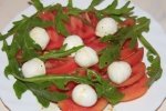Салат из помидор и моцареллы