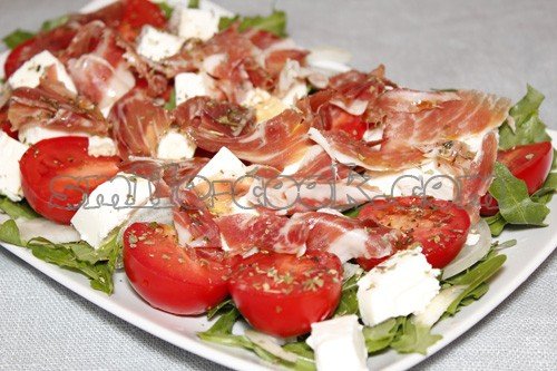 салат с хамоном, черри и фетой