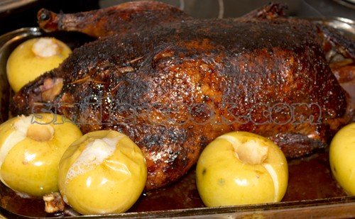 запеченная утка с яблоками