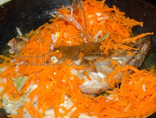 ножка гуся с овощами и бульоном ножка гуся с овощами и бульоном