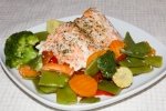 Красная рыба с овощами, запеченная в конверте из пергамента
