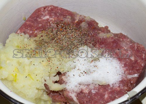 фарш с луком, солью и перцем 