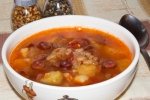 Томатный суп с охотничьими колбасками и фасолью
