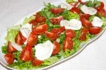 Салат с рукколой, моцареллой и черри