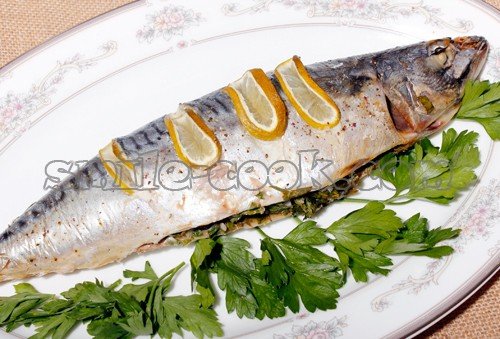 Скумбрия, запеченная с чесноком, петрушкой и лаймом Скумбрия, запеченная с чесноком, петрушкой и лаймом