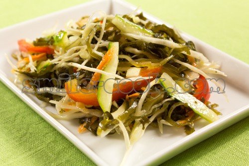 салат из морской капусты и овощей