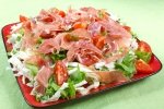 Салат из пекинской капусты, хамона и черри