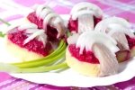 Картофельные тарталетки с сельдью и свекольным пюре