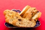 Бискотти с миндалем и изюмом