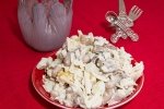 Салат с фасолью и гренками