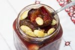 Запеченные сливы с орехами и корицей