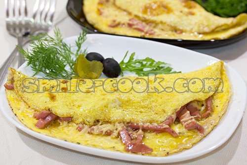 омлет с колбасой и сыром