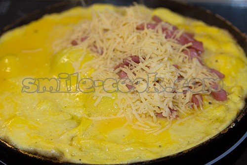 омлет с сыром и колбасой