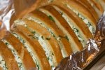 Батон, запеченный с сыром и чесноком