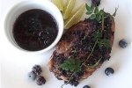 Запеченное куриное филе с ежевикой, голубикой и тимьяном