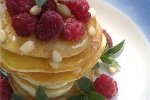Панкейки на кефире с медом, кедровыми орешками и малиной