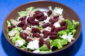 Салат с фетой, тунцом и фасолью