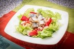 Салат с копченой скумбрией и фасолью